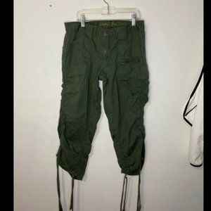 💖$5 Super cute green capri's.